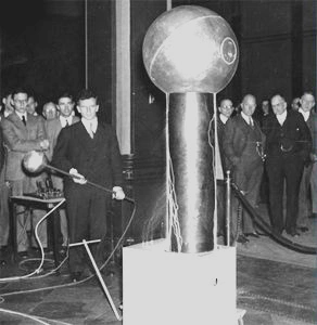 First design of a Van de Graaff generator